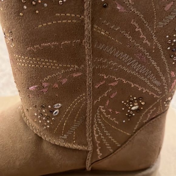 UGG® Beachwood & Goldtone Burst Classic
Short Suede Boot - Picture 7 of 11